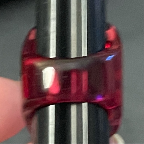 Large plastic cocktail ring - Picture 3 of 3